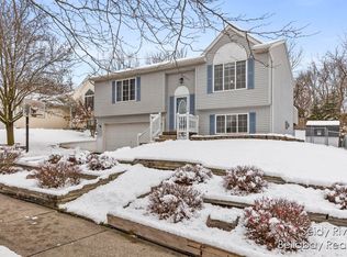 137 Rollingwood Dr, Rockford, MI