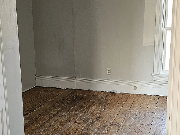 107 S Railroad St — Photo 3