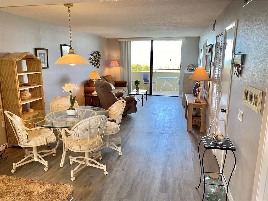 2 bed, 2.0 bath, 950 sqft, $2,400 — Photo 3