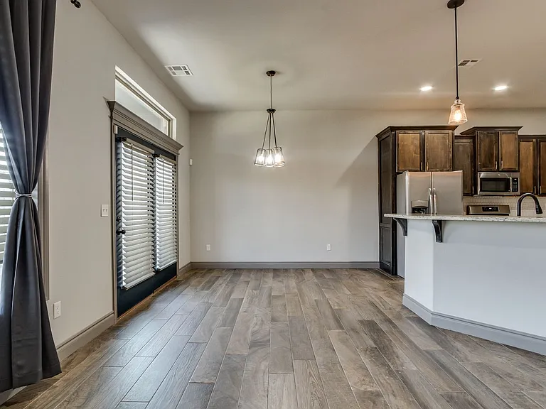 6133 Oxnard St — Photo 12