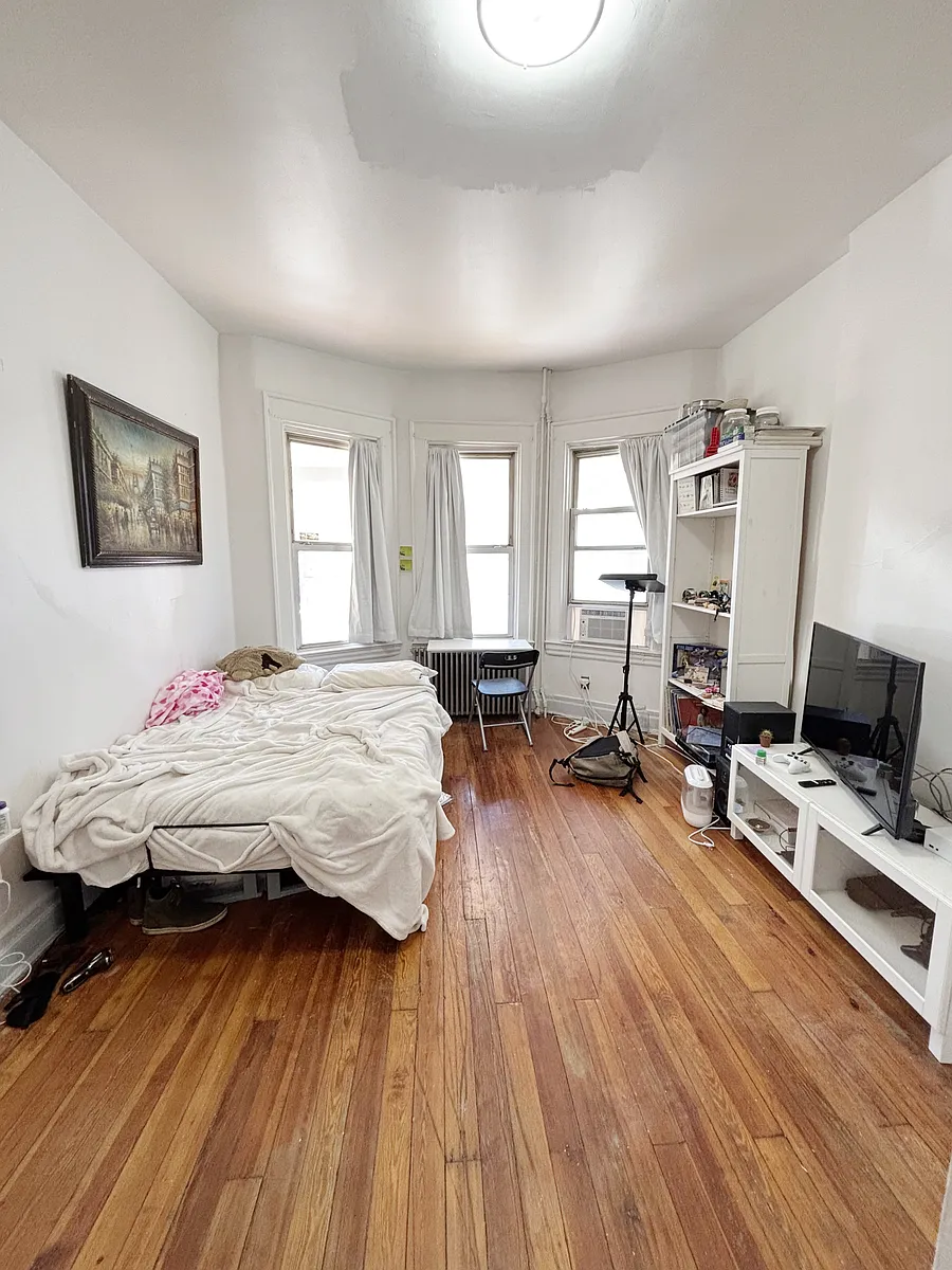 Photo 1 of 13 - 535 E 29th St1st Floor1st Brk - Brooklyn, NY Primary Photo - 535 E 29th St1st Floor1st Brk