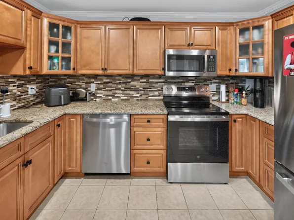 35 Palm Ln, Levittown, PA 19054