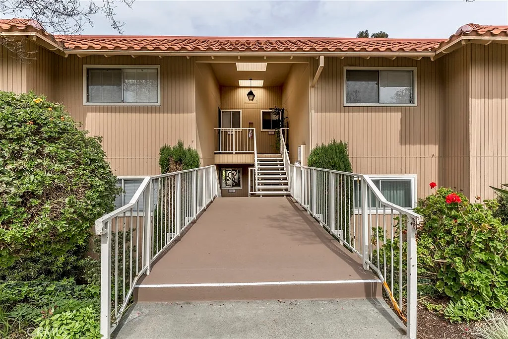 2 bed, 1057 sqft, $2,900 — Photo 2