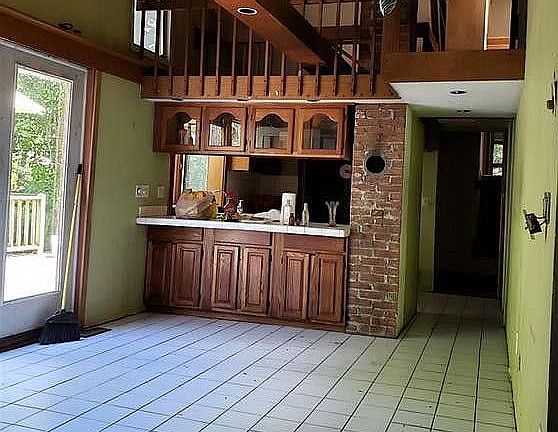 Dining room to kitchen