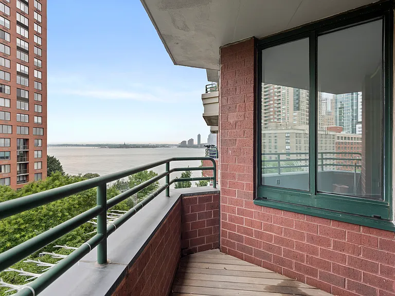 333 Rector Pl #808 — Photo 2