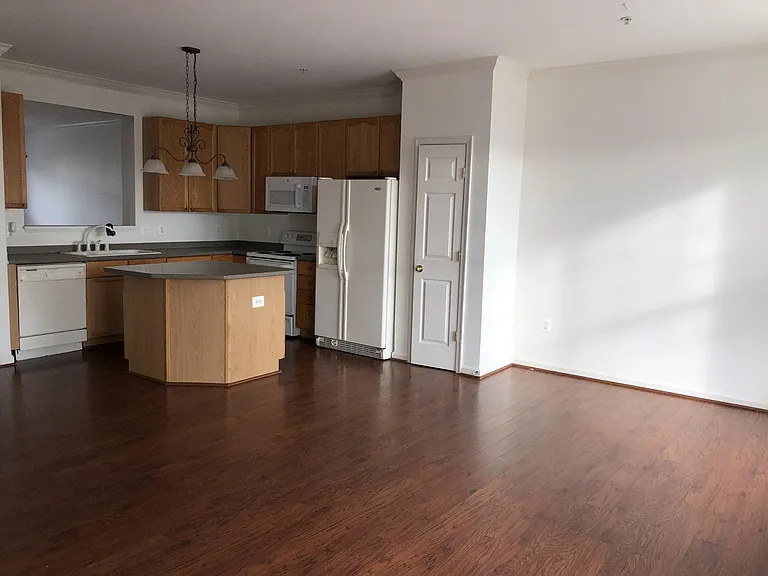 2527 Emerson Dr — Photo 2