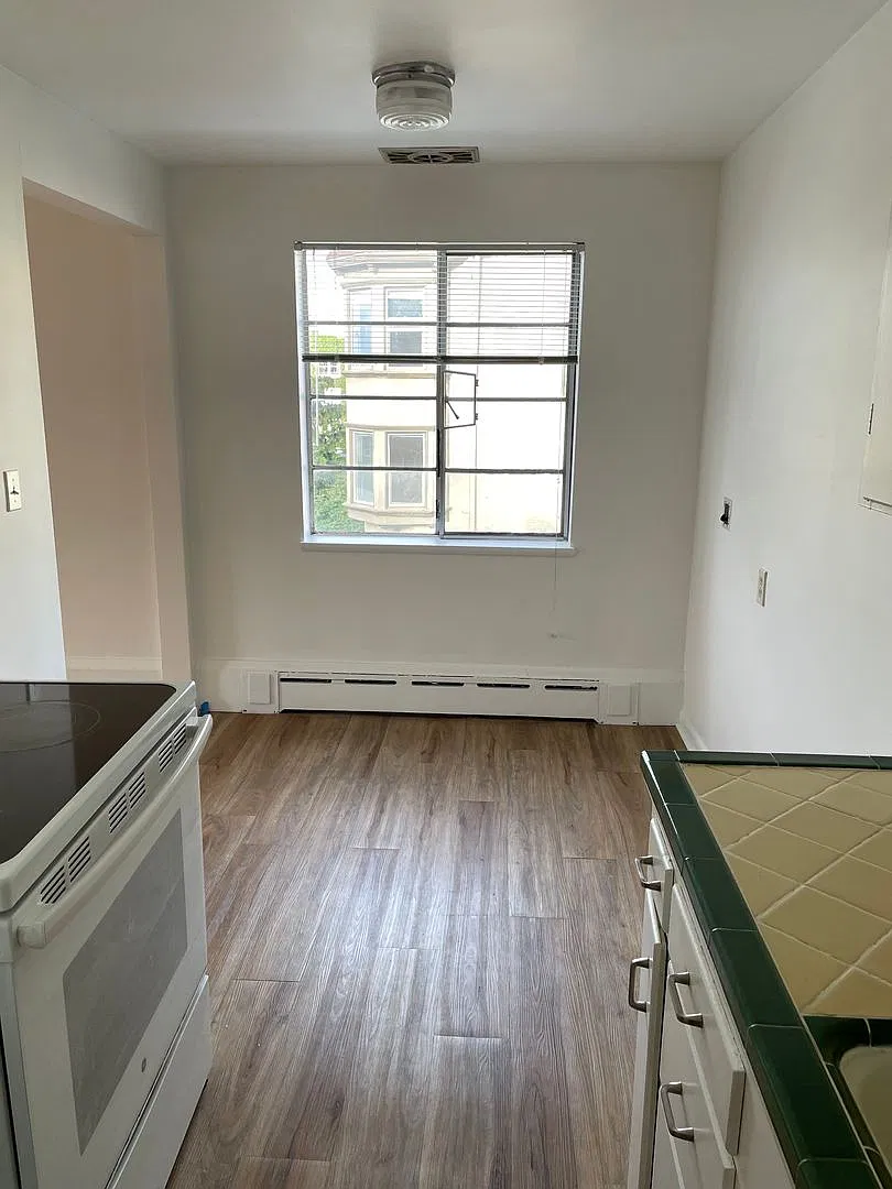 Top floor corner 1BR - beautiful hardwood floors, large bedroom, central Cap Hill location! — Photo 4