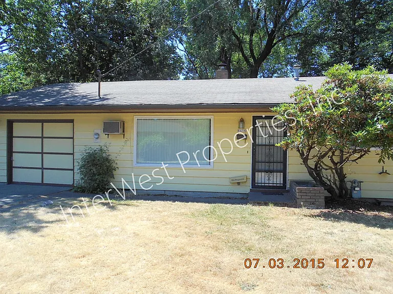 8438 SE Market St — Photo 2