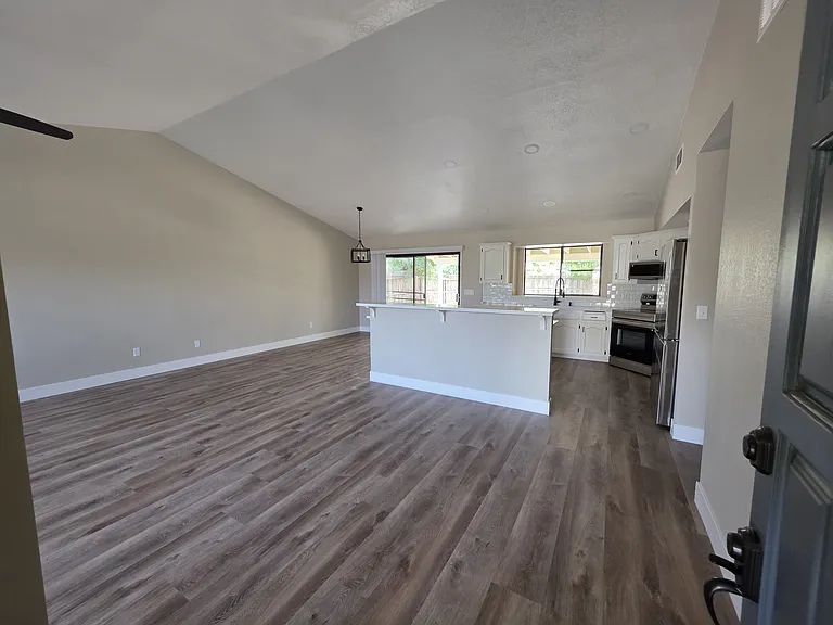 4027 W Tulare Ave — Photo 4