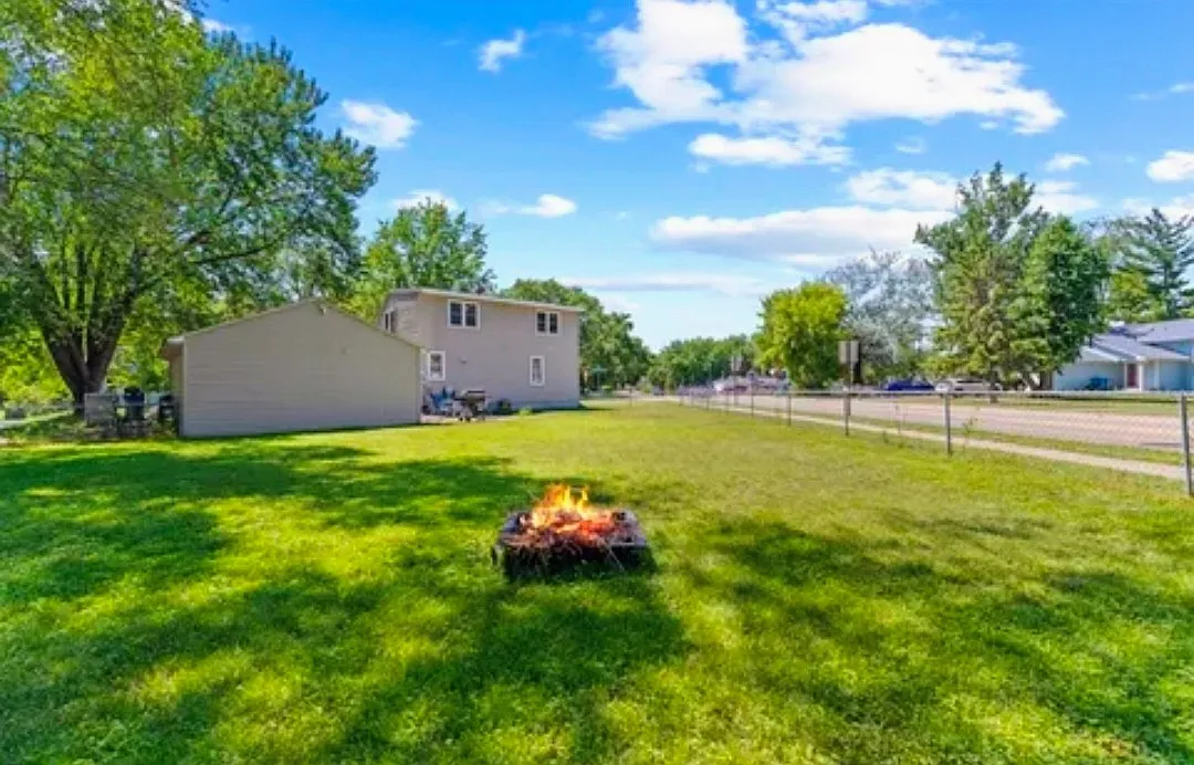 3 bed, 1926 sqft, $2,500 — Photo 1