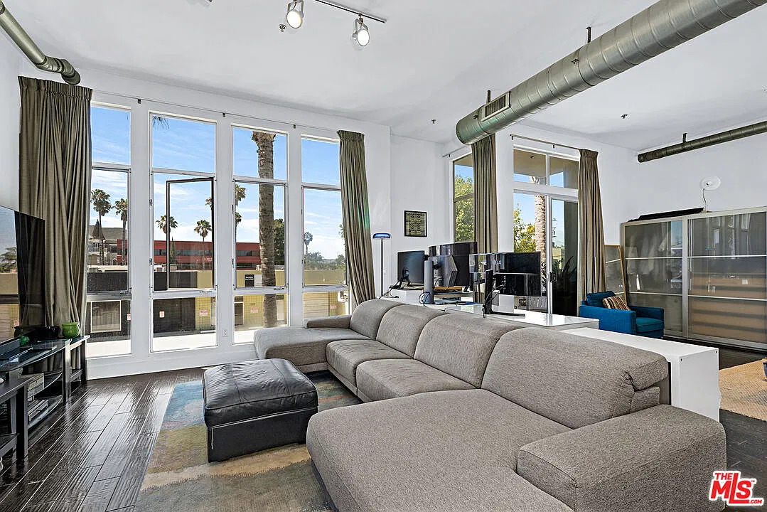2 bed, 2.0 bath, 1200 sqft, $5,400 — Photo 4