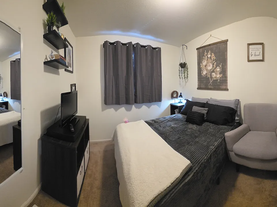 E 103rd Pl