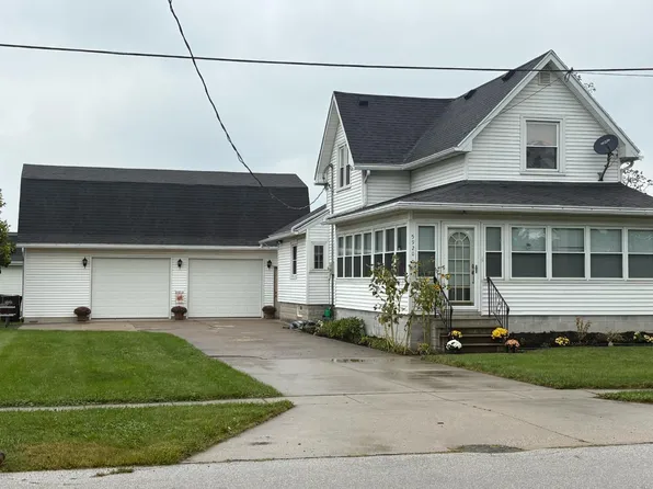 5920 Clover Ln, Walbridge, OH 43465