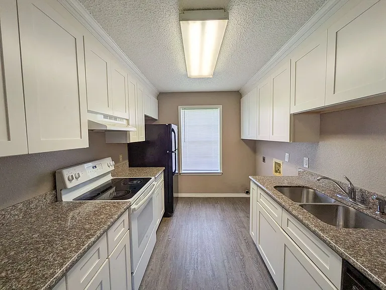 Laurel Square Townhomes — Photo 4