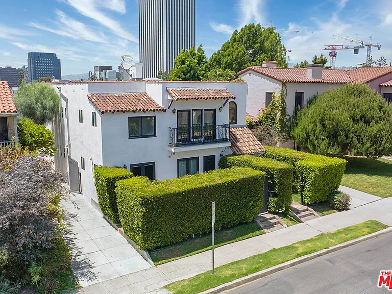831 S Curson Ave — Photo 2