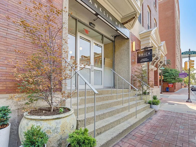 Franklin House Apartments — Photo 13