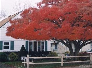 12 Edgewood Rd, Port Washington, NY 11050