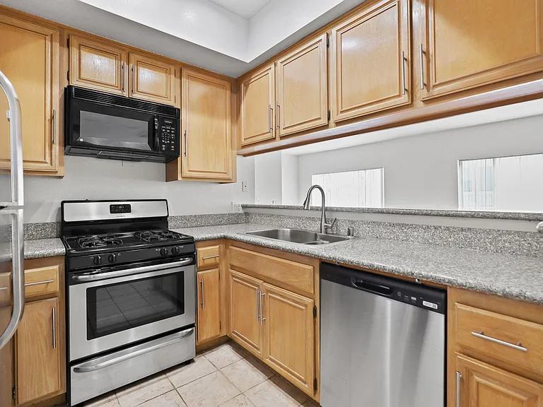 111 S Croft Ave — Photo 27