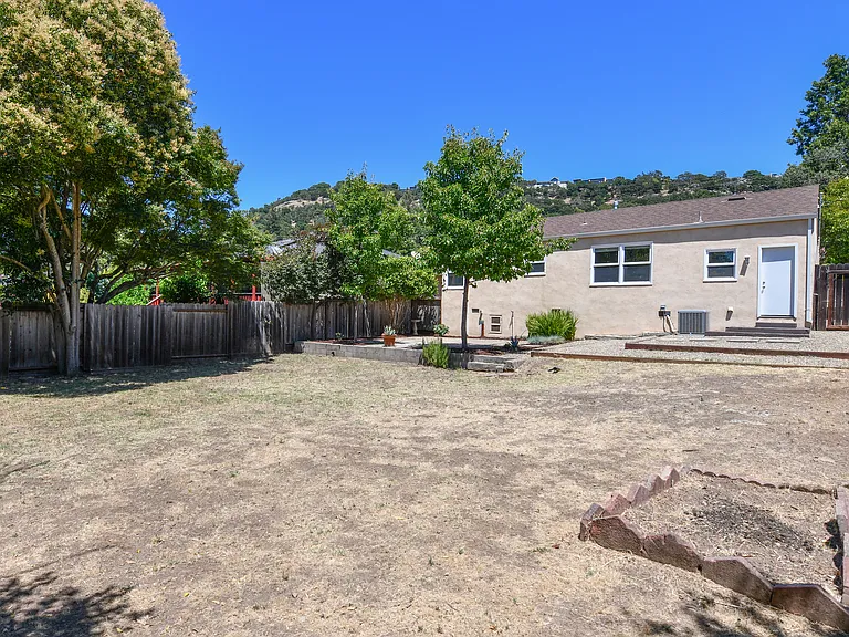 1415 Meek Ave — Photo 27