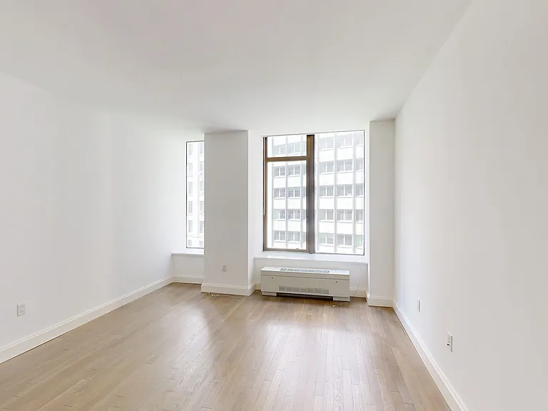 10 Hanover Square — Photo 51