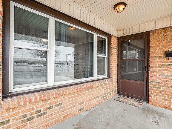 4th image of 1001 W Grand Ave