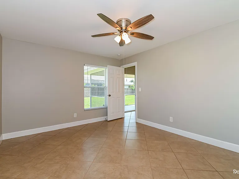 929 SW 31st St — Photo 13