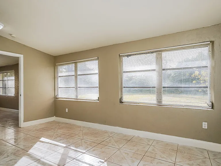 1119 Clayton Ave — Photo 10
