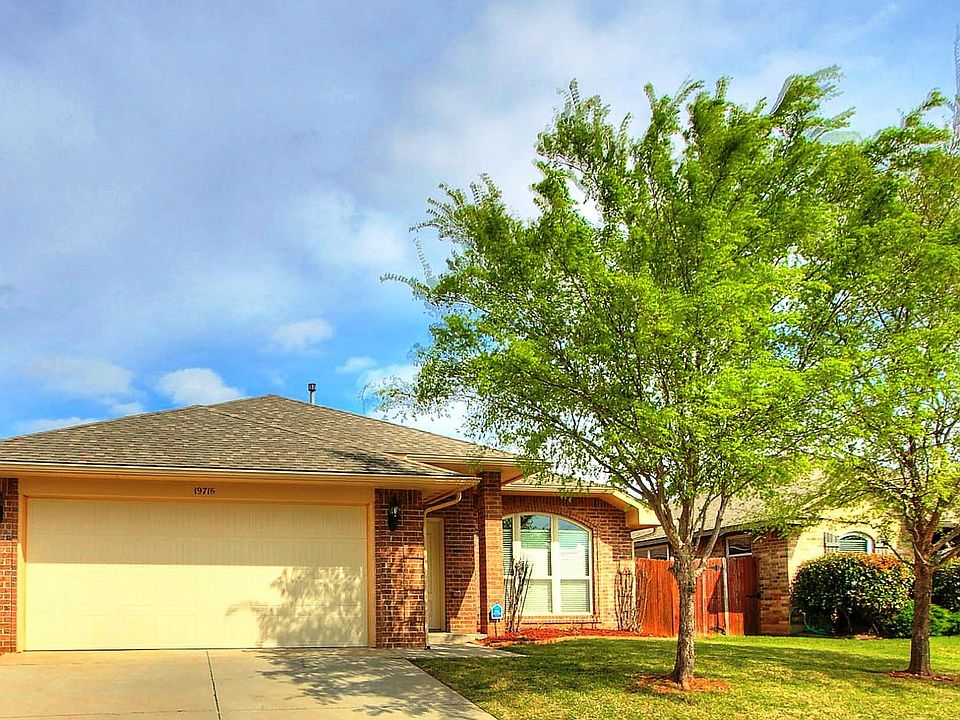 Gorgeous 4 Bedroom Smart Home with Full Appliances, Storm Shelter & community amenities; walk to Frontier ES and Heartland MS