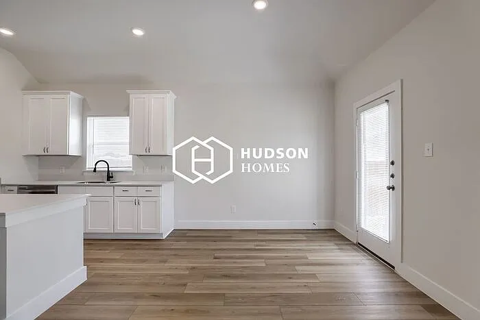 2407 Stonebriar Ln — Photo 5