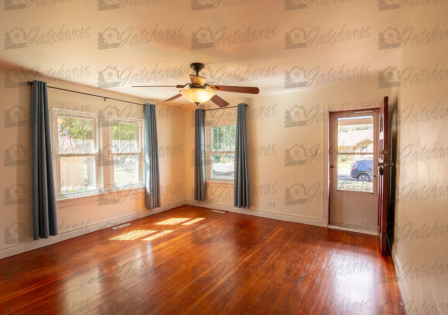 Spacious 3-Bedroom Englewood Home with Large Yard, Oversized Kitchen & 2-Car Garage — Photo 3
