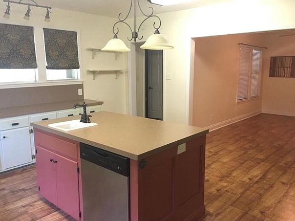 5th image of 821 Hilma St