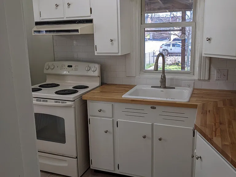 327 N Charlotte St — Photo 7