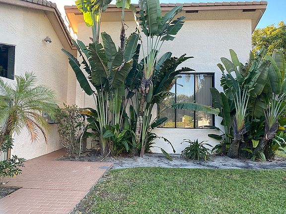 4th image of 8710 Banyan Ct