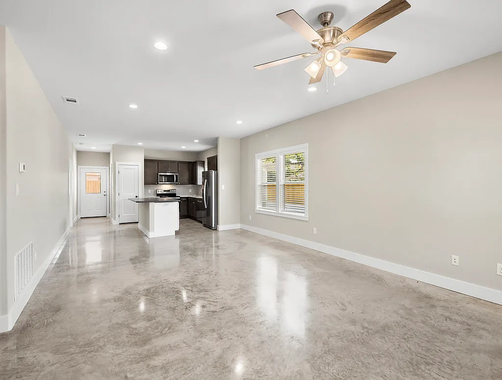 3 bed, 1411 sqft, $2,100 — Photo 3