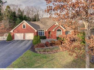 6 Inverness Rd, Falmouth, ME 04105