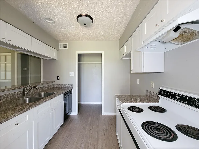 13611 Ravensway Dr #B — Photo 13
