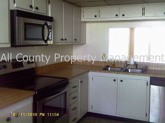 Kitchen w/ pass thru