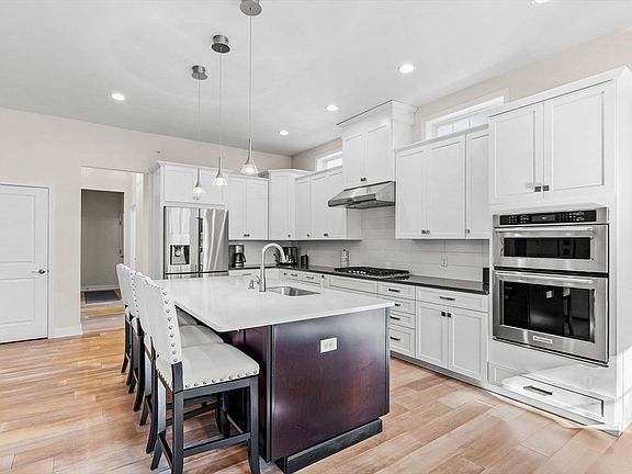 3rd image of 61 Ridgewood Dr
