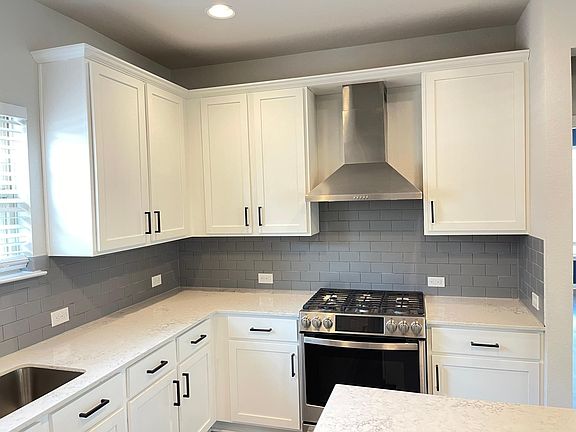 3rd image of 900 Durness Dr