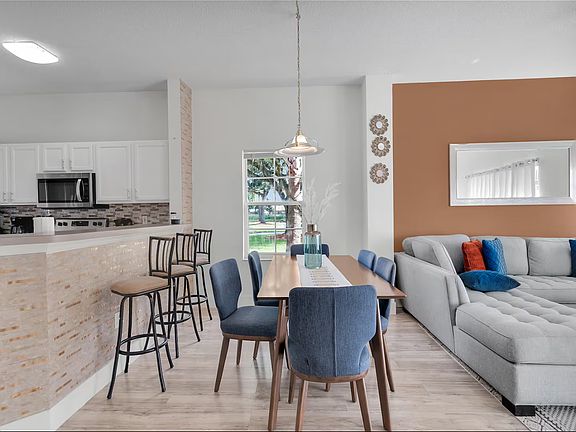 2nd image of 1084 Park Ridge Cir