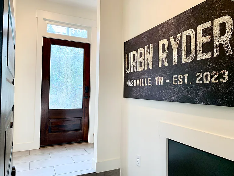 1027 E Trinity Ln — Photo 10