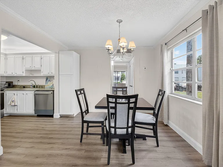 111 Normandy Ln — Photo 2