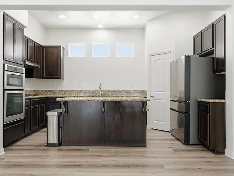 1418 Pershing Rd — Photo 5