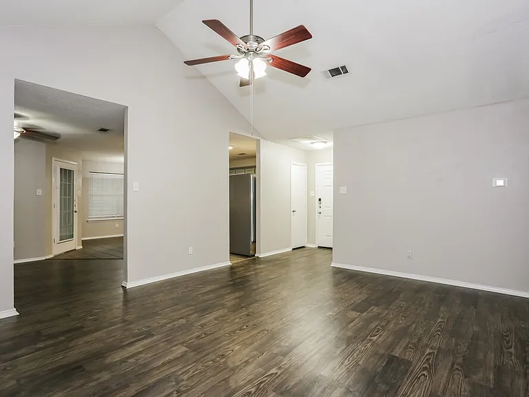 704 Stonebrooke Dr — Photo 4