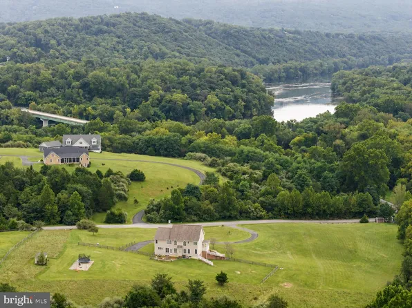 79 Falcon Ridge Dr, Charles Town, WV 25414