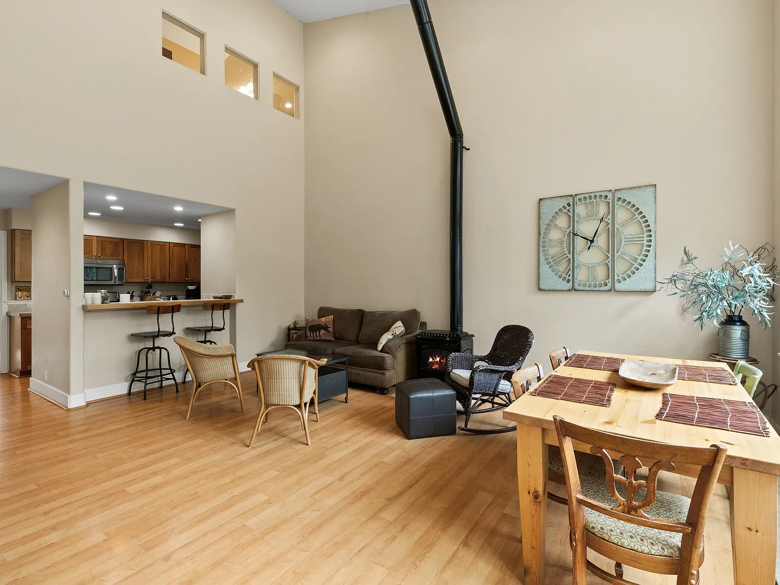 562 Evans Court - Main — Photo 4