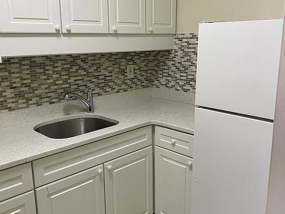 5th image of 77 Monmouth St #604G