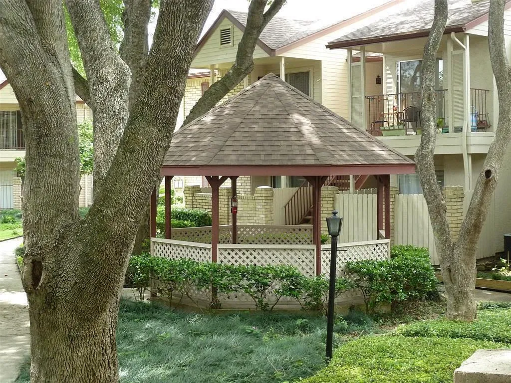 2 bed, 1.0 bath, 964 sqft, $735 — Photo 2