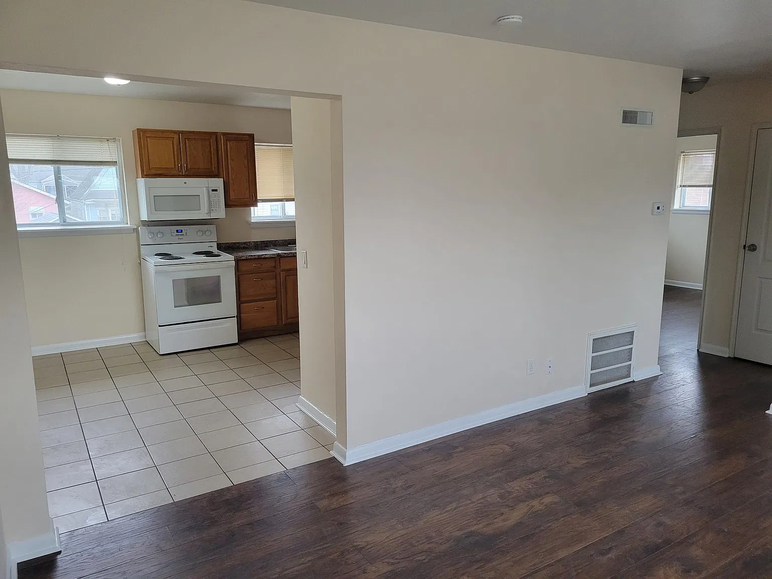 2 bed, 850 sqft, $975 — Photo 2