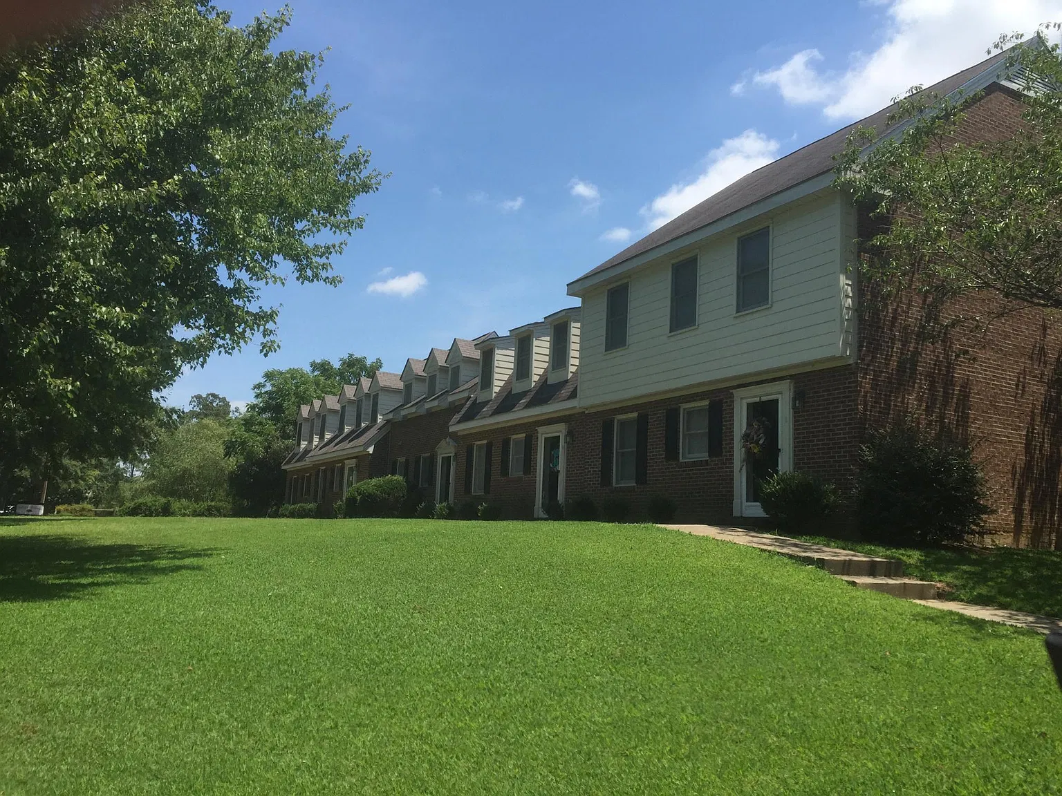 2 bed, 1.5 bath, 1100 sqft, $1,095 — Photo 1